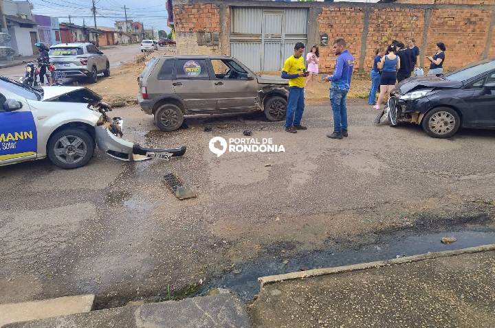 Acidente deixa três carros destruídos após motorista avançar preferencial na Zona Sul