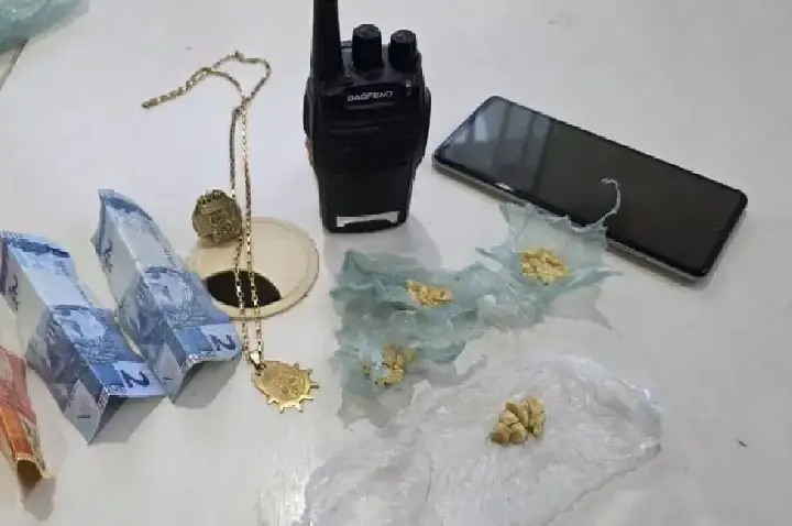Adolescente ligado a facção é apreendido com drogas e rádio comunicador em RO