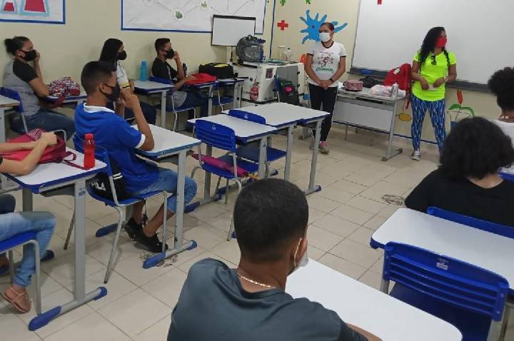 Alex Redano solicita construção de quadra de areia e pista de corrida para escola no Distrito de Calama