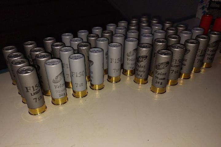 ARIQUEMES – AÇÃO CONJUNTA DA POLÍCIA MILITAR INTERCEPTA SUSPEITOS ARMADOS NA BR-364 E RECUPERA VASTO ARMAMENTO E BENS FURTADOS.