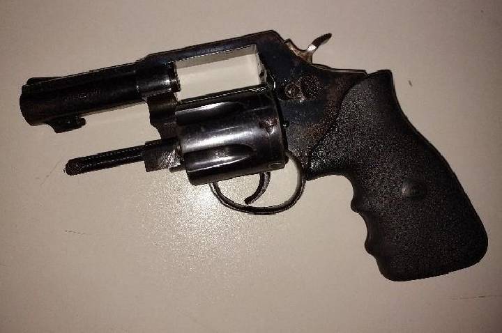 ARIQUEMES – AÇÃO INTEGRADA ENTRE POLÍCIA MILITAR E CIVIL RESULTA EM CUMPRIMENTO DE MANDADO E APREENSÃO DE ARMA DE FOGO