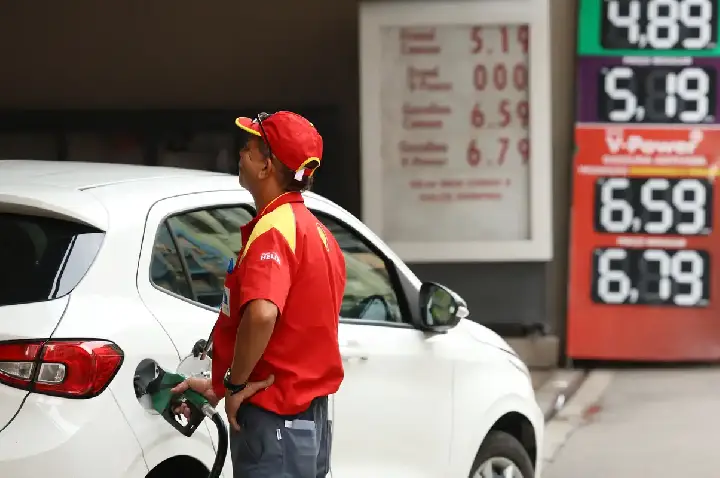Aumento de etanol na gasolina divide opiniões sobre impacto em carros