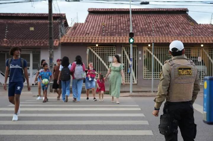 Botoeiras ajudam pedestres a atravessar vias com mais segurança