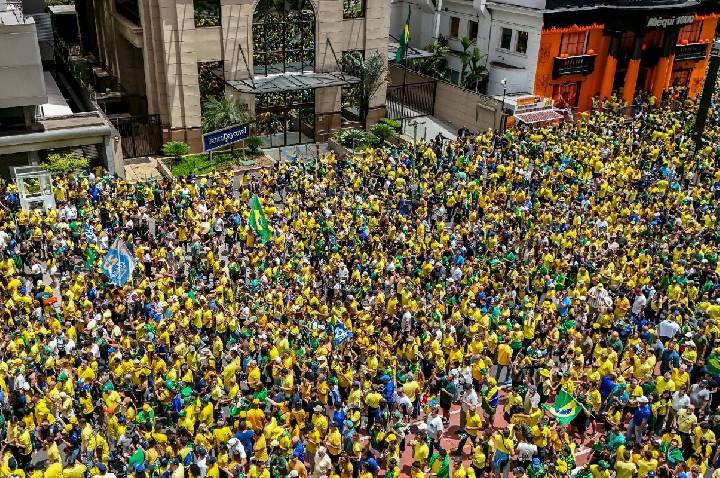 Campanha de Flávio Bolsonaro realiza manifestação na Paulista