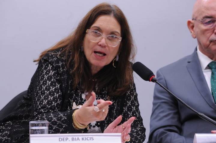 Comissão aprova ações educativas e campanha sobre fibromialgia