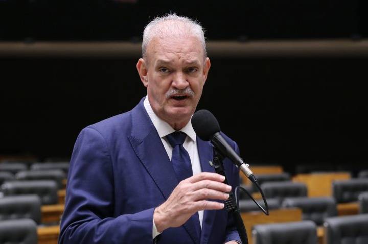 Comissão aprova proposta com novas regras para placas de atendimento prioritário
