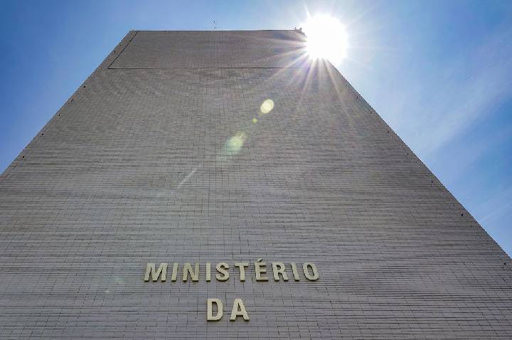 Defesa e Cidades lideram bloqueios no Orçamento de 2026