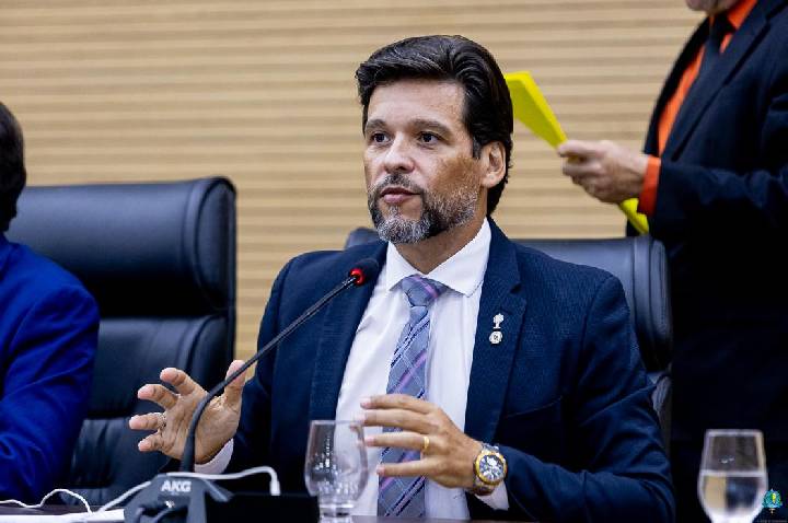 Delegado Camargo cobra do Governo informações sobre déficit de servidores na educação estadual