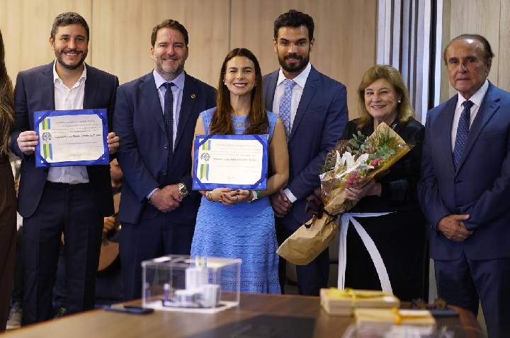 Deputado Alex Redano concede Títulos Honoríficos de Honra ao Mérito a Maurício Carvalho e Mariana Carvalho
