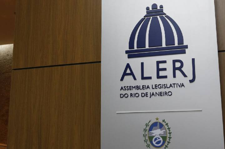 Deputados do RJ aprovam tornozeleira rosa para agressores de mulheres