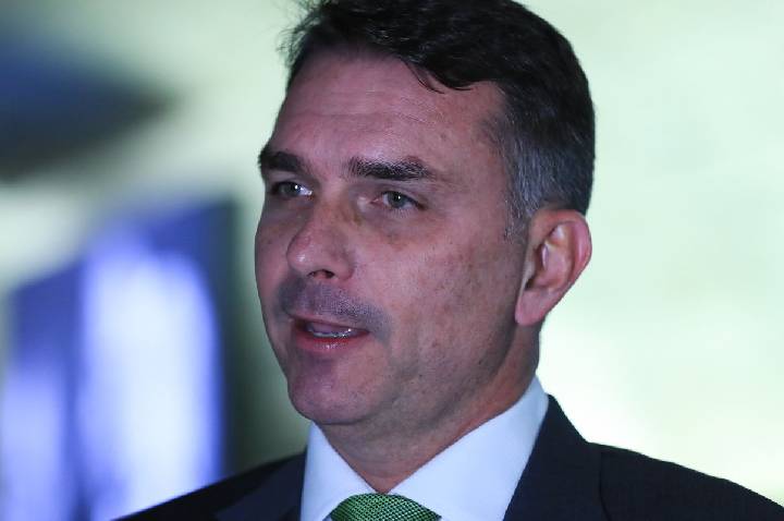 Deputados pedem investigação sobre relação entre Vorcaro e Flávio 