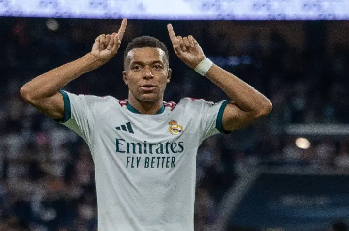 ‘Ele não é candidato da Bola de Ouro e finaliza melhor que Mbappé’, diz ex-jogador espanhol