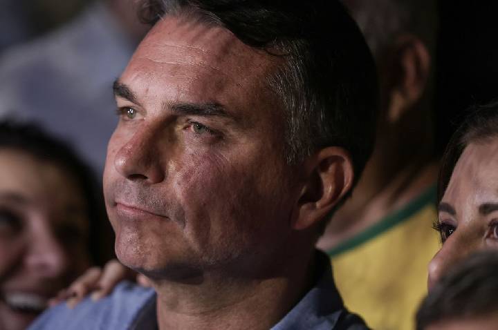 Em sabatina, Flávio não explica propostas e faz acusações sem provas