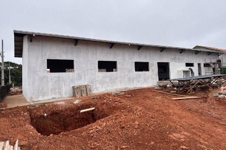Ezequiel Neiva vistoria andamento de obra de refeitório na Escola Educandário Paulo Freire em Alto Alegre dos Parecis