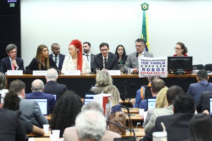 Fim da escala 6x1: relator propõe jornada de 40h semanais com transição de 14 meses; votação será nesta quarta