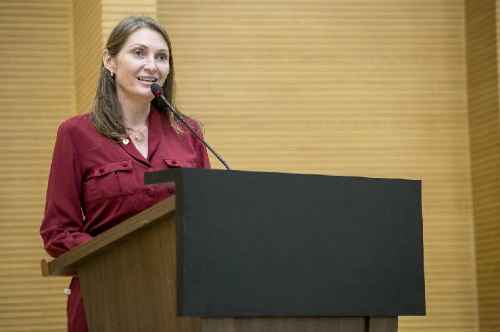 Gislaine Lebrinha destina R$ 210 mil para aquisição de telas interativas em Seringueiras