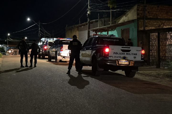 Homem agride esposa e se tranca armado dentro de casa
