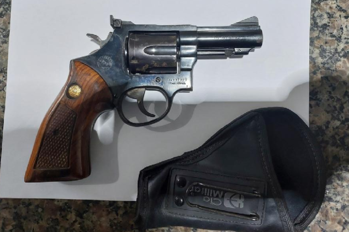 Homem é conduzido à delegacia após arma ser encontrada em bagagem no Aeroporto de Cacoal