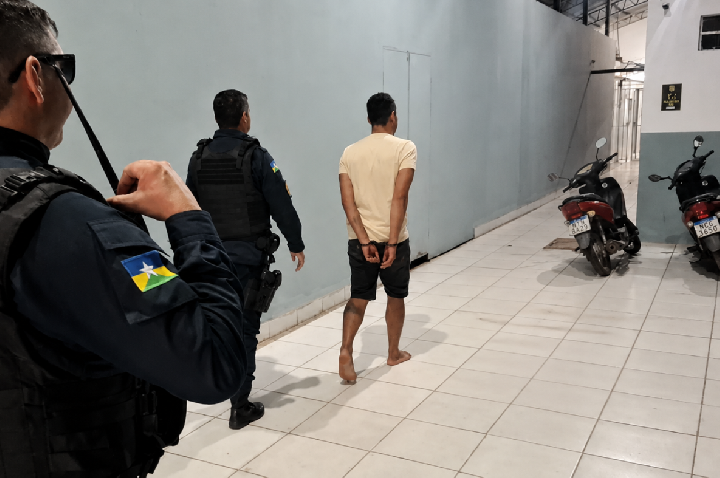 Homem é preso com maconha pela Polícia Militar na zona Leste