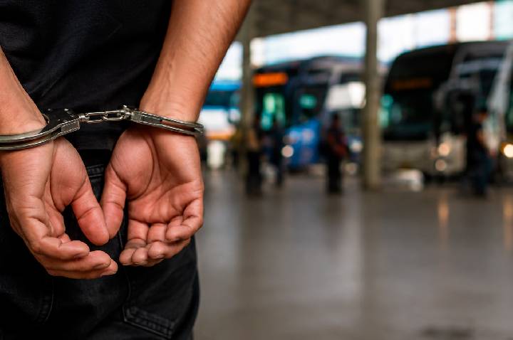 JI-PARANÁ – HOMEM COM MANDADO DE PRISÃO DO RIO GRANDE DO SUL É PRESO PELA PM NO TERMINAL RODOVIÁRIO