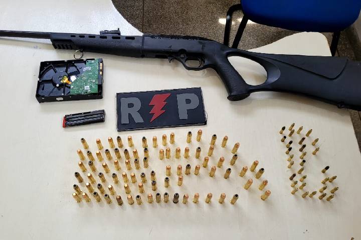 JI-PARANÁ – POLÍCIA MILITAR APREENDE ARMA DE FOGO E MAIS DE 100 MUNIÇÕES DURANTE DILIGÊNCIAS