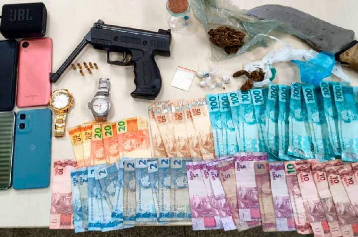 JI-PARANÁ – SUSPEITO TENTA FUGIR, MAS É PRESO PELA PM COM DROGAS, ARMA E DINHEIRO