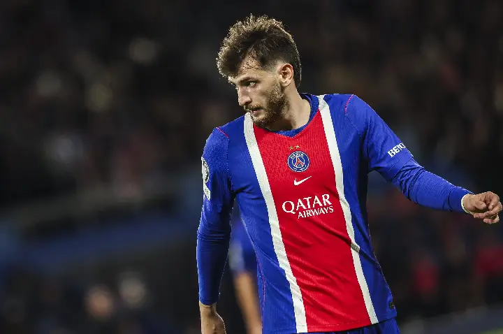 Kvaratskhelia sofre grave lesão e Luis Enrique enfrenta dilema para decidir substituto no PSG
