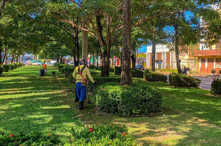Limpeza, roço e recolhimento de resíduos atendem diferentes regiões de Porto Velho