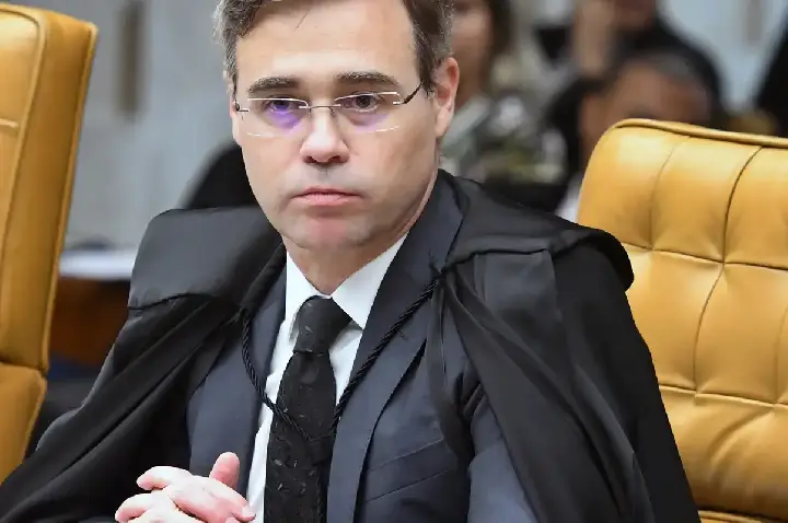 Mendonça volta a suspender multas sobre saúde mental no trabalho