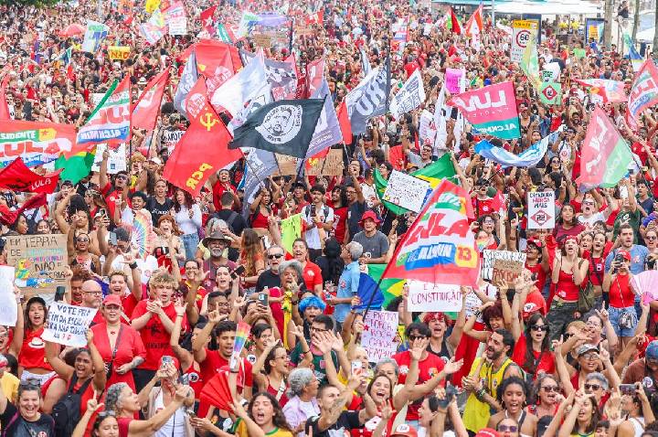 Milhares ocupam Copacabana em ato pela democracia e em apoio a Lula 