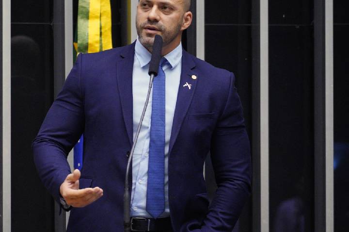 Moraes dá 48h para Daniel Silveira explicar publicação de vídeo no X