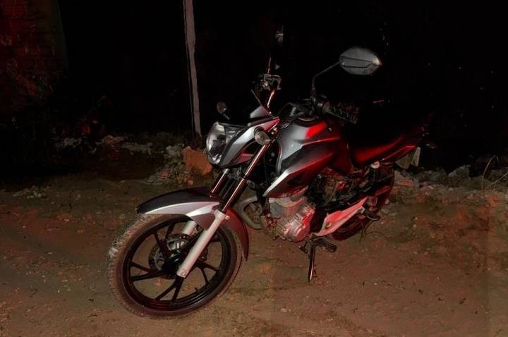 MOTOCICLETA FURTADA É RECUPERADA PELA POLÍCIA MILITAR EM TERRENO BALDIO NA ÁREA CENTRAL