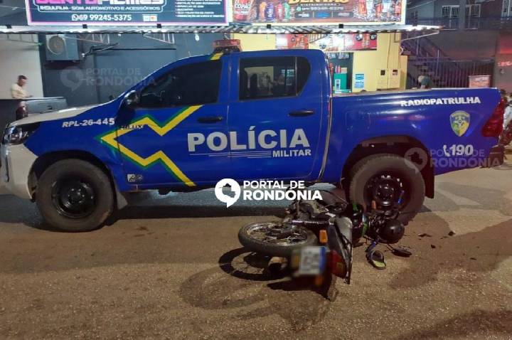 Motociclista bêbado e sem habilitação bate em viatura após empinar moto na zona sul
