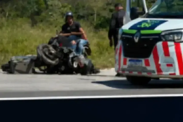 Motociclista fica gravemente ferido em colisão com utilitário na BR-364