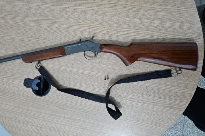 Mulher é conduzida após disparo de arma de fogo durante discussão com o companheiro em Espigão do Oeste