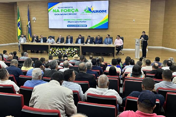 Nova diretoria da Arom toma posse e recebe apoio do deputado Jean Oliveira para o triênio 2026/2029