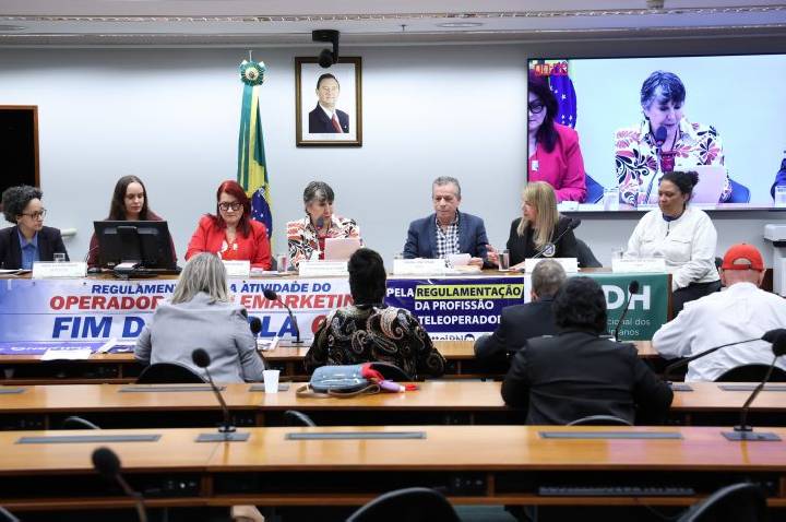 Operadores de telemarketing denunciam precarização do trabalho e pedem regulamentação da profissão