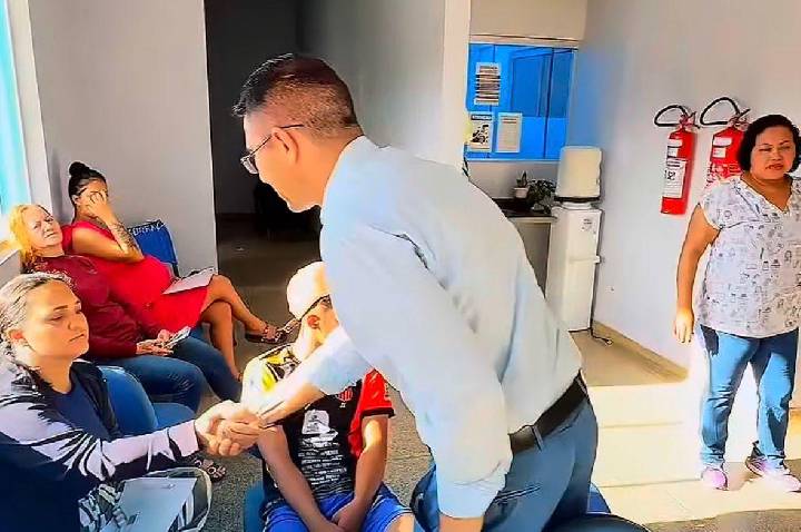 Pedro Geovar fiscaliza Unidade Renato Medeiros e acompanha atendimento à população