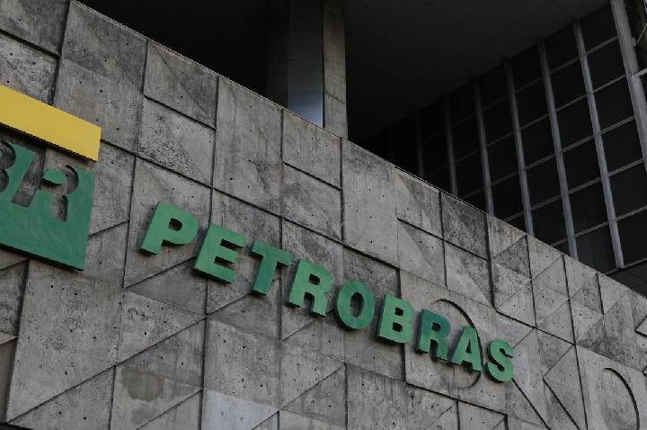 Petrobras batiza primeiro navio a navegar com tripulação 100% feminina