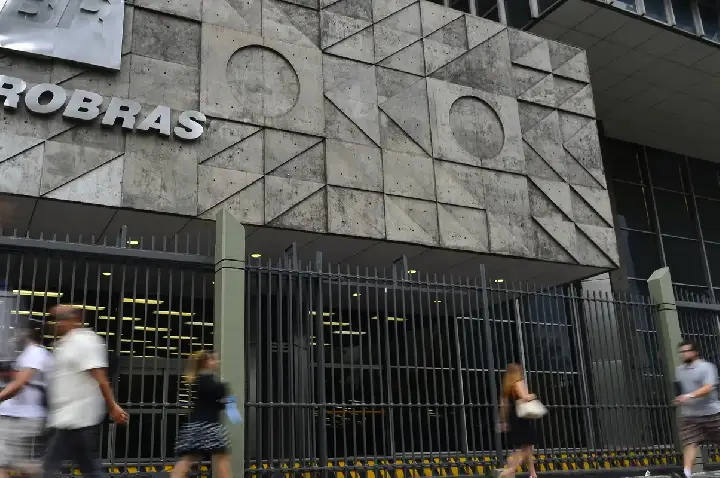 Petrobras destitui diretor de área que vendeu gás com 100% de ágio