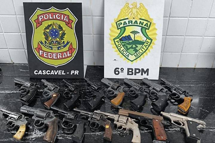 PF e PM/PR apreendem 15 armas de fogo e prendem 2 suspeitas