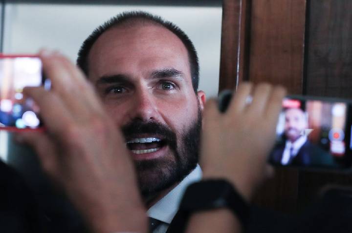 PGR pede ao Supremo condenação de Eduardo Bolsonaro por coação