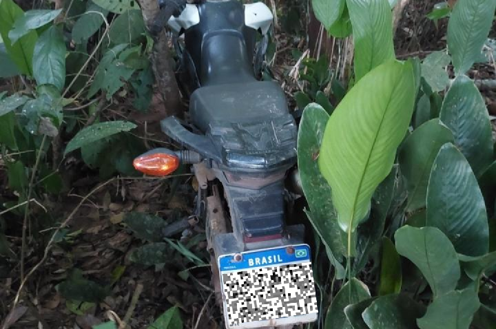 PM recupera veículo furtado escondido em matagal e detém suspeito