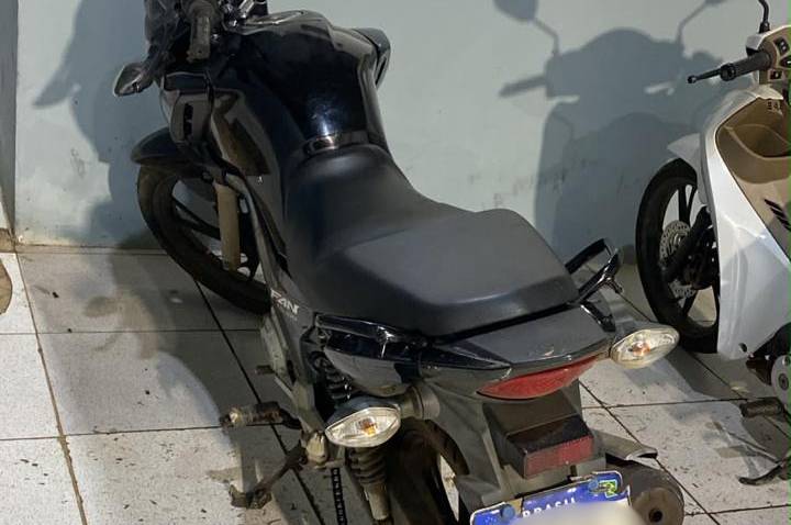 Polícia Militar prende suspeito de roubo, recupera motocicleta e apreende simulacro após acompanhamento em Porto Velho