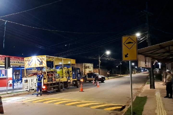 Prefeitura reforça segurança viária com instalação de lombadas na Rua Capão da Canoa
