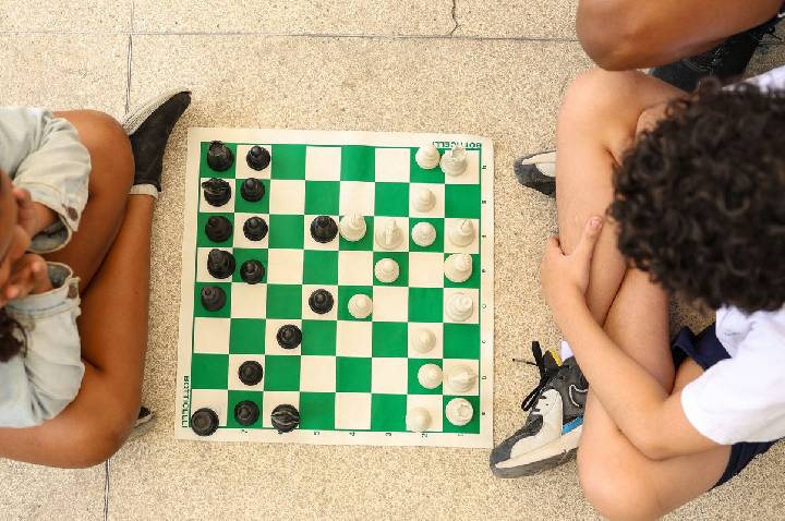 Proporção de crianças com celular cai; segurança é motivo mais citado