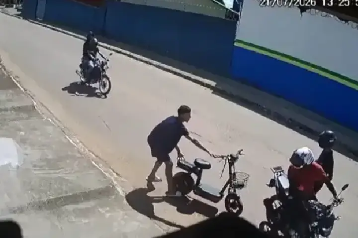 Quadrilha armada rouba moto elétrica na capital