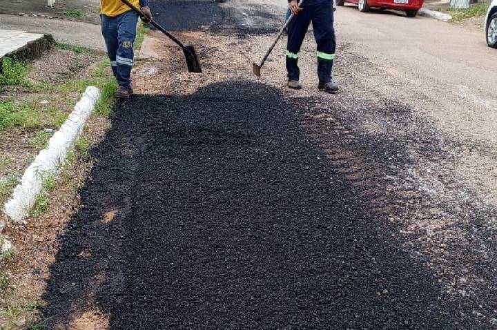 Rua do Sol, no bairro Floresta, recebe tapa-buraco após solicitação de Edimilson Dourado