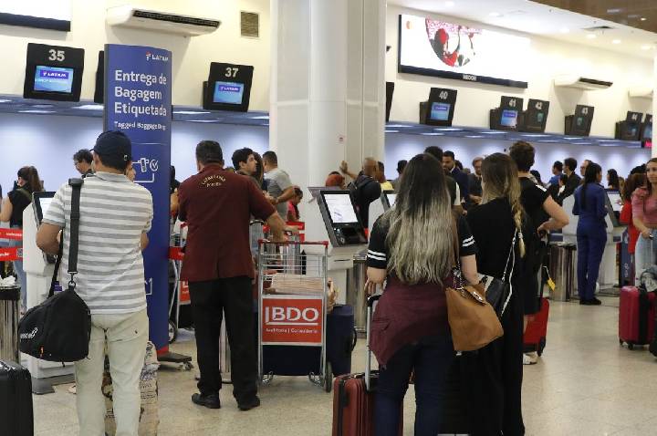  Setor de serviços cai 0,4% em maio por recuo na área de transportes