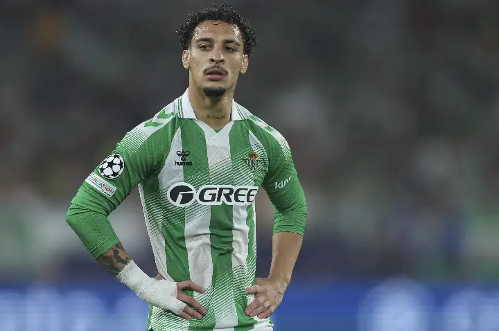 ‘Sofre de ansiedade excessiva’: Técnico do Betis explica jejum de gols de Antony